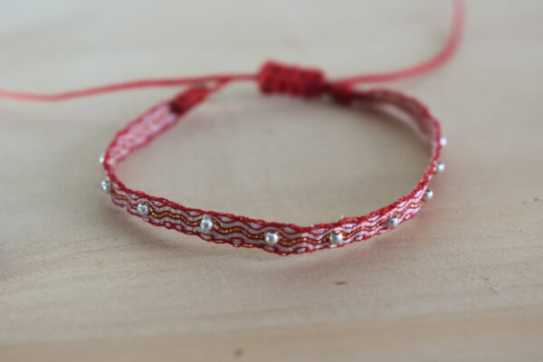 Pulsera Telar Egipcio 48 Hilos Roja/Blanca Plata Balín Centro