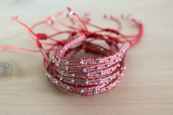 Pulsera Telar Egipcio 48 Hilos Roja/Blanca Plata Balín Centro - Image 2