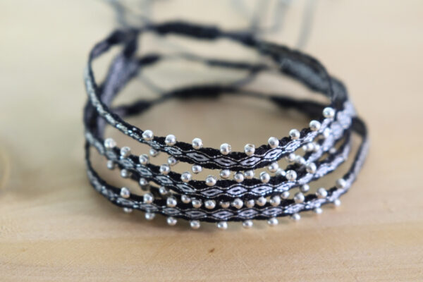 Pulsera Telar Egipcio 48 Hilos Negra Plata Balín Lateral - Image 2
