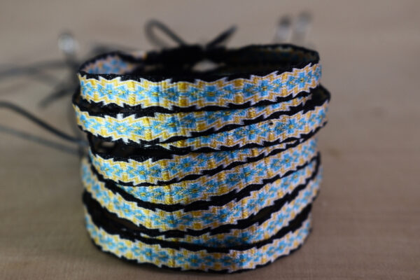 Pulsera Telar Egipcio 96Hilos Negro/Blanco/Amarillo/Azul - Image 2