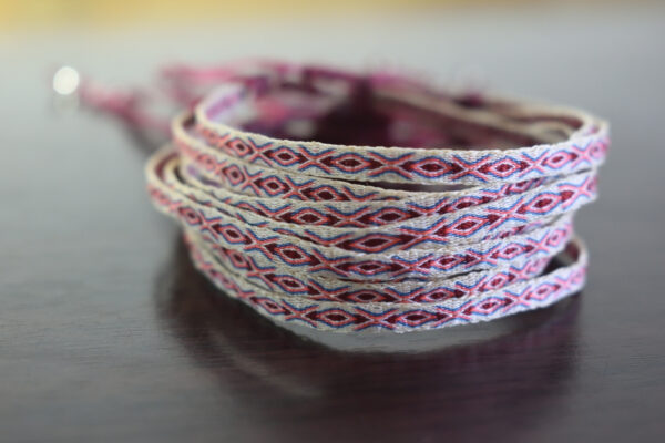 Pulsera Telar Egipcio 48 Hilos Blanco y Rosa - Image 2