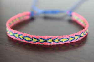 Pulsera Telar Egipcio 96Hilos Rosa Fluorescente/Azul/Amarillo